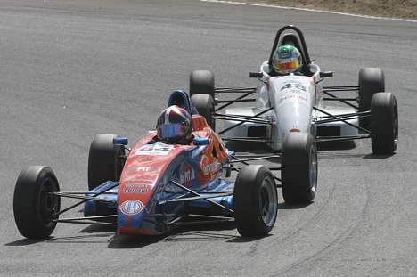 Mikkel C Johansen (64) i nærkamp med Søren Mosebo (48) under Formel Ford-løbet på Ring Djursland. Nu gælder det Juniløbet på FDM Jyllandsringen.